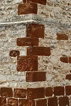 Chaînages d'angle en grès ferrugineux du chevet.