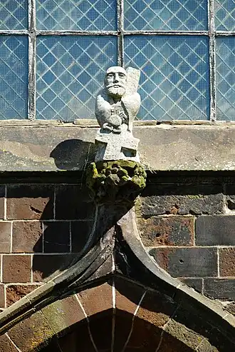 Le fleuron du portail et la statue de saint Pierre.