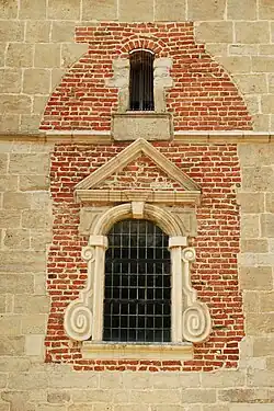 Fenêtre Renaissance et chronogramme.