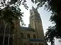 Vue de côté, avec la façade du transept.