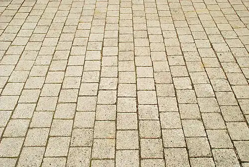 Pavés de béton « Blanc de Bierges »au centre de la place Sainte-Barbe.