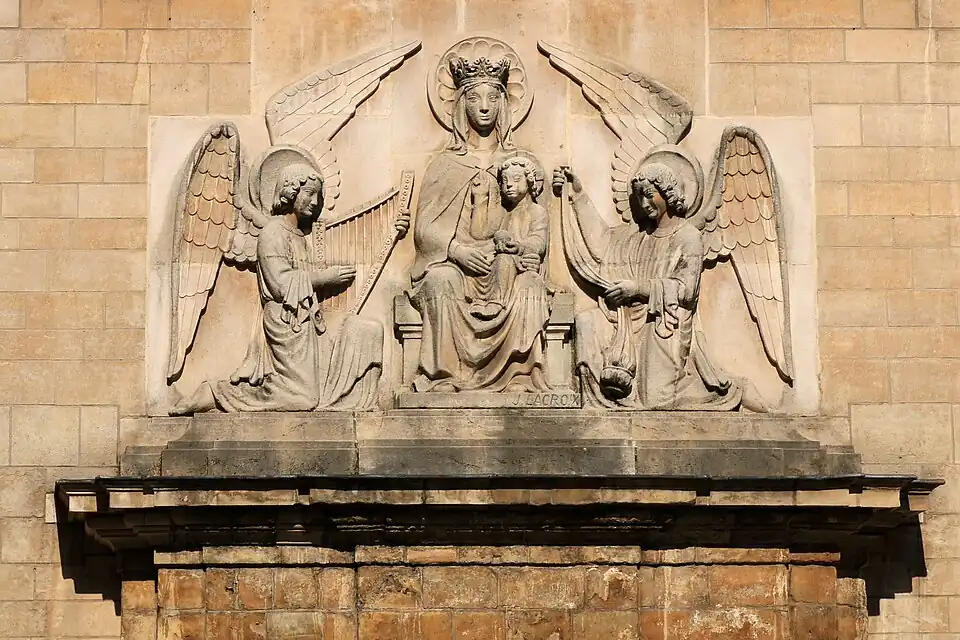 Bas-relief du portail : Vierge à l'Enfant (Sedes Sapientiae).