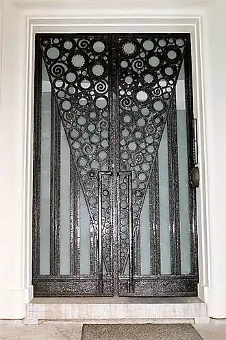 La porte en fer forgé martelé(avenue Brugmann).