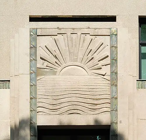 Bas-relief au-dessus de l'entrée.