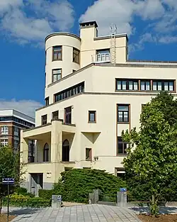 Le pan coupé qui forme l'angle.