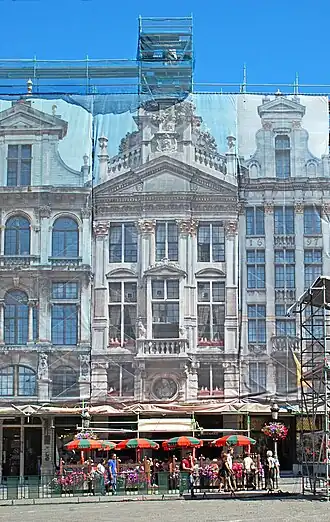 Les bâches lors des travaux de restauration en 2011-2012.