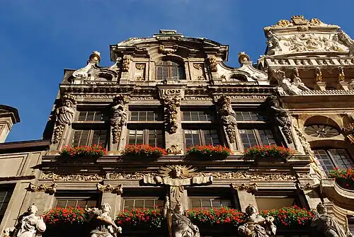 Pignon à volutes couronné de pots à feu.