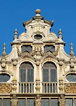 Détail du pignon en 2011, sans le compas.