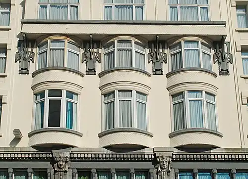 Triple oriel central.