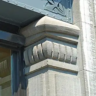 Chapiteau en pierre bleue.