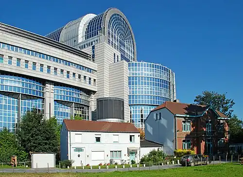 Vue de l'arrière du Parlement européen.
