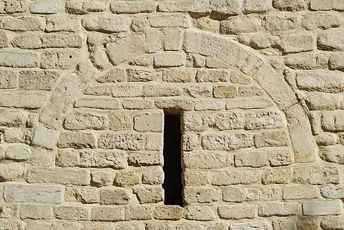 Baie murée et meurtrière.