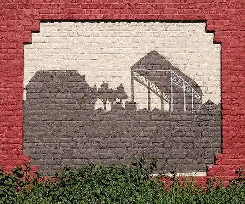 Le Hall no&nbsp;11 représenté sur une fresque du mur du Parc à Mitrailles.