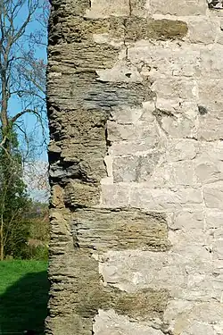 Chaînage d'angle en schiste.