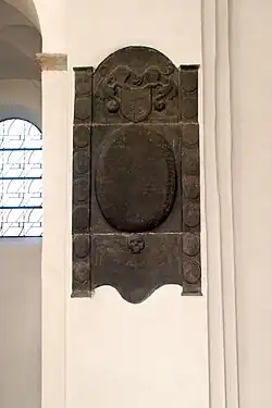 Pierre tombale du chœur.