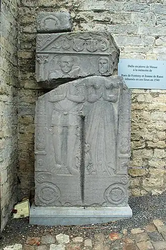 La dalle funéraire.