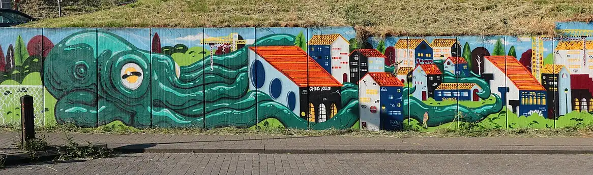 La pieuvre qui enserre la maison des jeunes « Chez Zelle » et la ville de Louvain-la-Neuve, jusqu'au Musée L à droite.