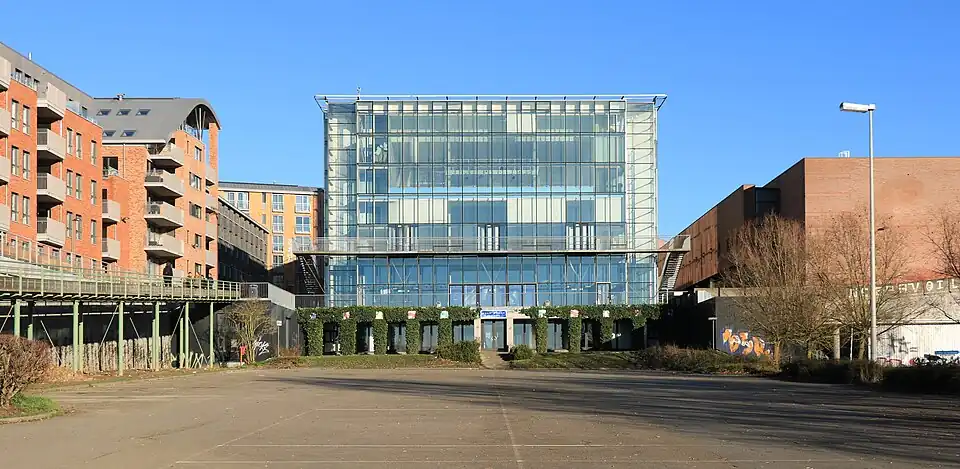 L'Aula Magna face au lac.