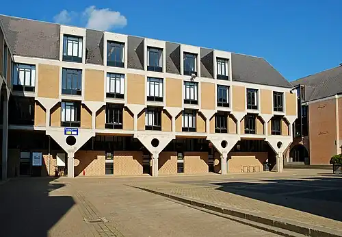 Côté ouest de la place Cardinal Mercier.