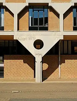 Colonne au chapiteau triangulaire percé d'un oculus.