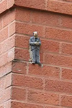 Statuette ornant le mur du cinéma (Isaac Cordal 2015).
