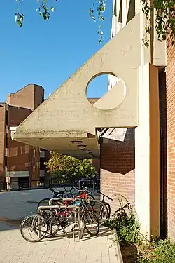 Auvent en « béton brut ».