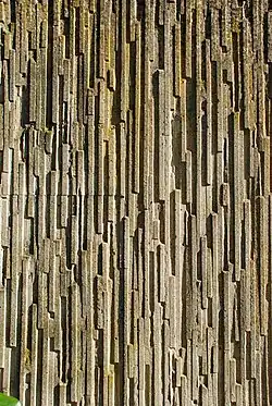 Le béton structuré de l'abri.