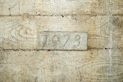 Millésime et « béton brut » de l'ancienne poste.