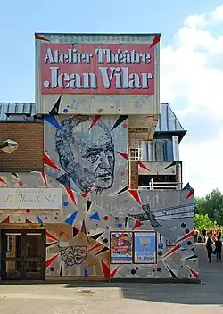 La tour d'escalier en « béton brut ».