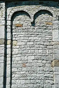 Détail des bandes lombardes.