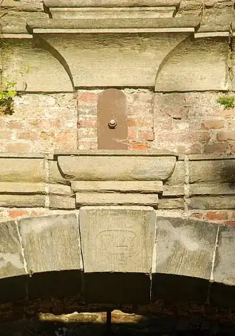 La clé d'arc millésimée 1725.