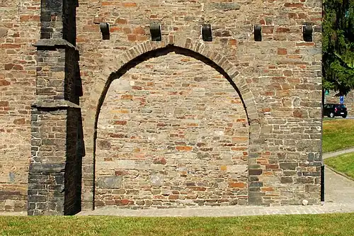 Porte cochère bouchée.
