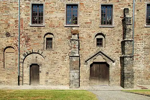 Deuxième et troisième porte.