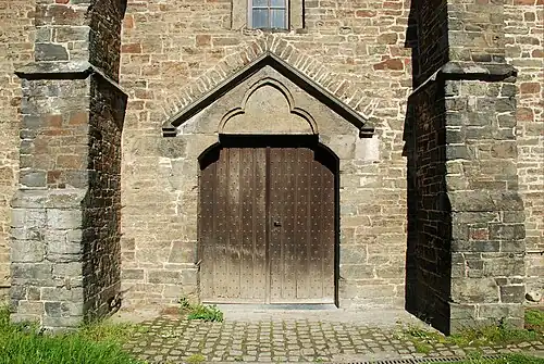Troisième porte.