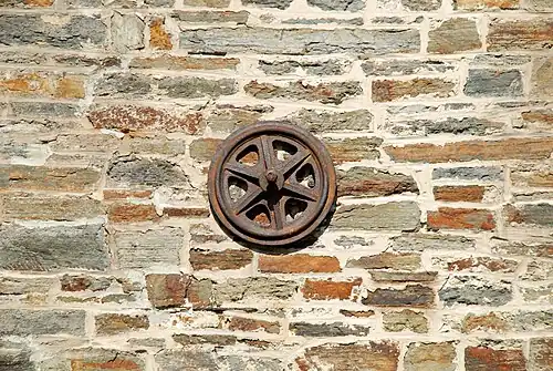 Ancre de façadeen forme de roue.