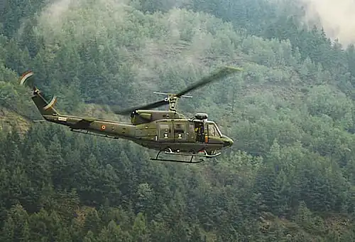 Un AB 212 de l'Aviazione dell'Esercito à Ambri&nbsp;(en) en 1994.