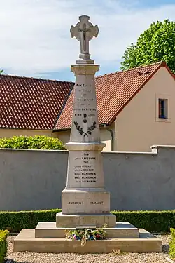 Le monument aux morts.