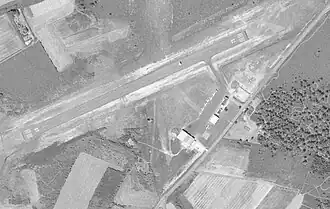 Aérodrome de Belle Ile le 02 septembre 1993 avec sa piste 07/25.