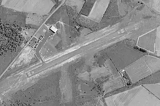 Aérodrome de Belle Ile le 25 août 1991 avec sa piste enrobée 07/25.