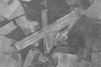 Aérodrome de Belle Ile le 26 juin 1976 avec deux pistes en herbe.
