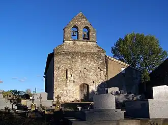 Vue ouest de l'église dans son cimetière (oct.&nbsp;2012).