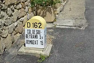 Borne routière RD 162 à Bellecombe.