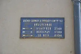 Ancien panneau routier à Bellecombe.