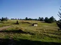 Des pâturages au sommet du village.