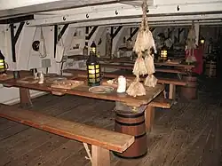 Photo montrant du mobilier en bois dans l'entrepont d'un navire.