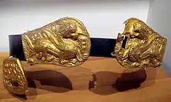 Éléments de ceinture à décor d'animal fantastique. Art des steppes, Xianbei Ier&nbsp;siècle-IIIe&nbsp;siècle. Or. Boucle: L. 9,3&nbsp;cm. Musée de Mongolie intérieure, Hohhot.