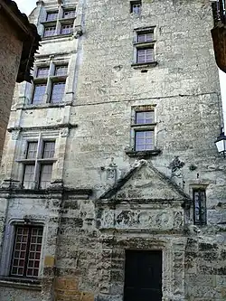 Hôtel Bontemps, maison noble du XIIe&nbsp;siècle sur laquelle a été plaquée en 1520 une façade de style Renaissance. Pendant la guerre de Cent Ans, la maison a été occupée par un Anglais appelé Thomas Bontemps