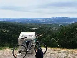 Table d’orientation (1&nbsp;291&nbsp;m) et vue sur les monts de Vaucluse.