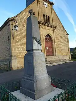 Le monument aux morts et l'église.