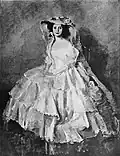 En Crinoline, portrait de l'actrice Rita Sacchetto&nbsp;(en), vers 1910